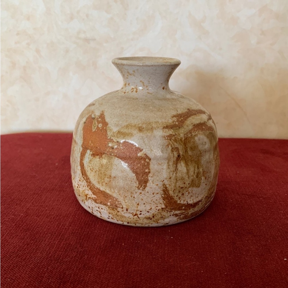Elegant Short Neck Pottery Vase